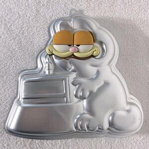 Vintage 1978 Wilton Garfield Cake Pan With Plastic Garfield Face